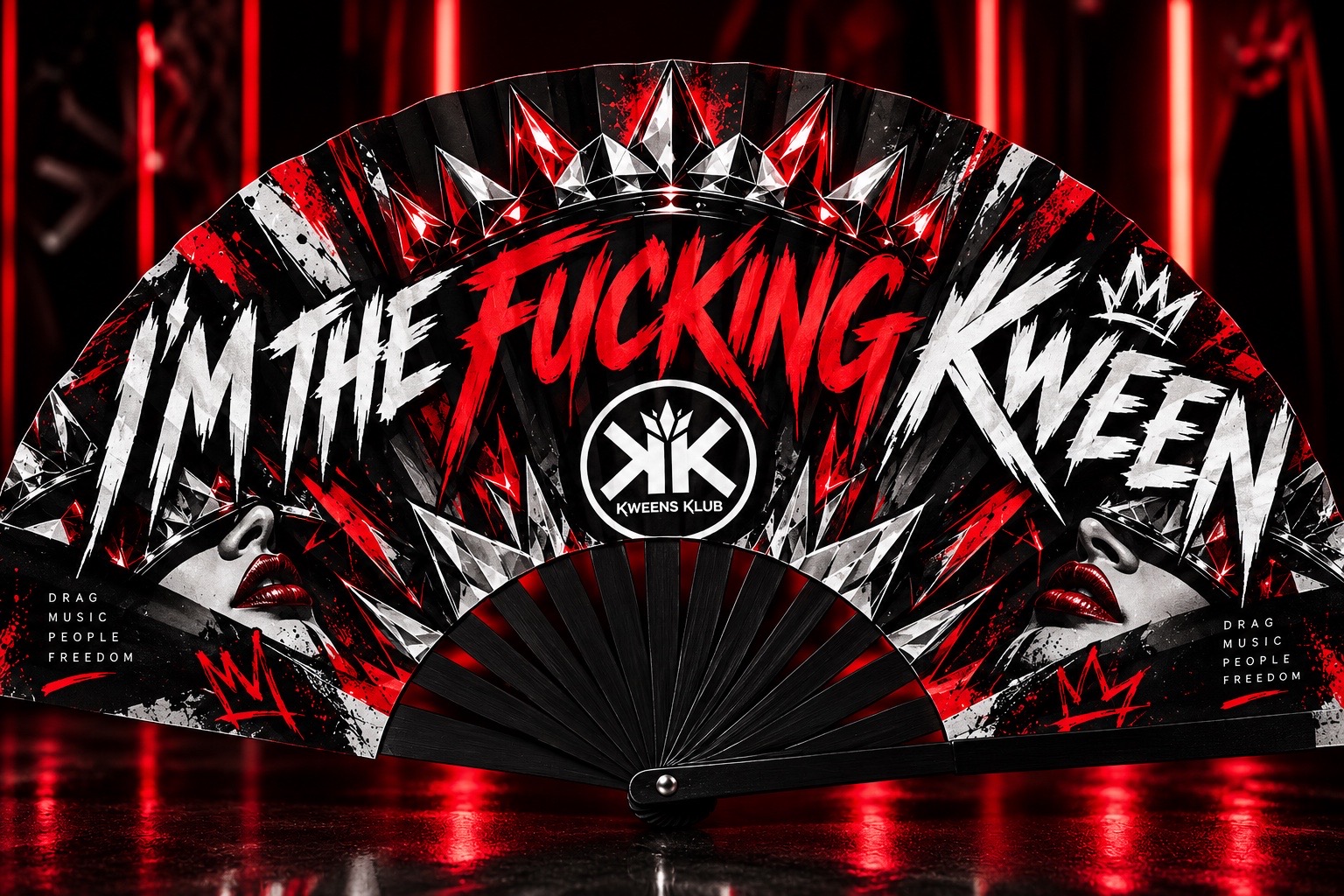 Abanico con la frase I'm the fucking Kween en rojo y blanco y el emblema de Kweens Klub