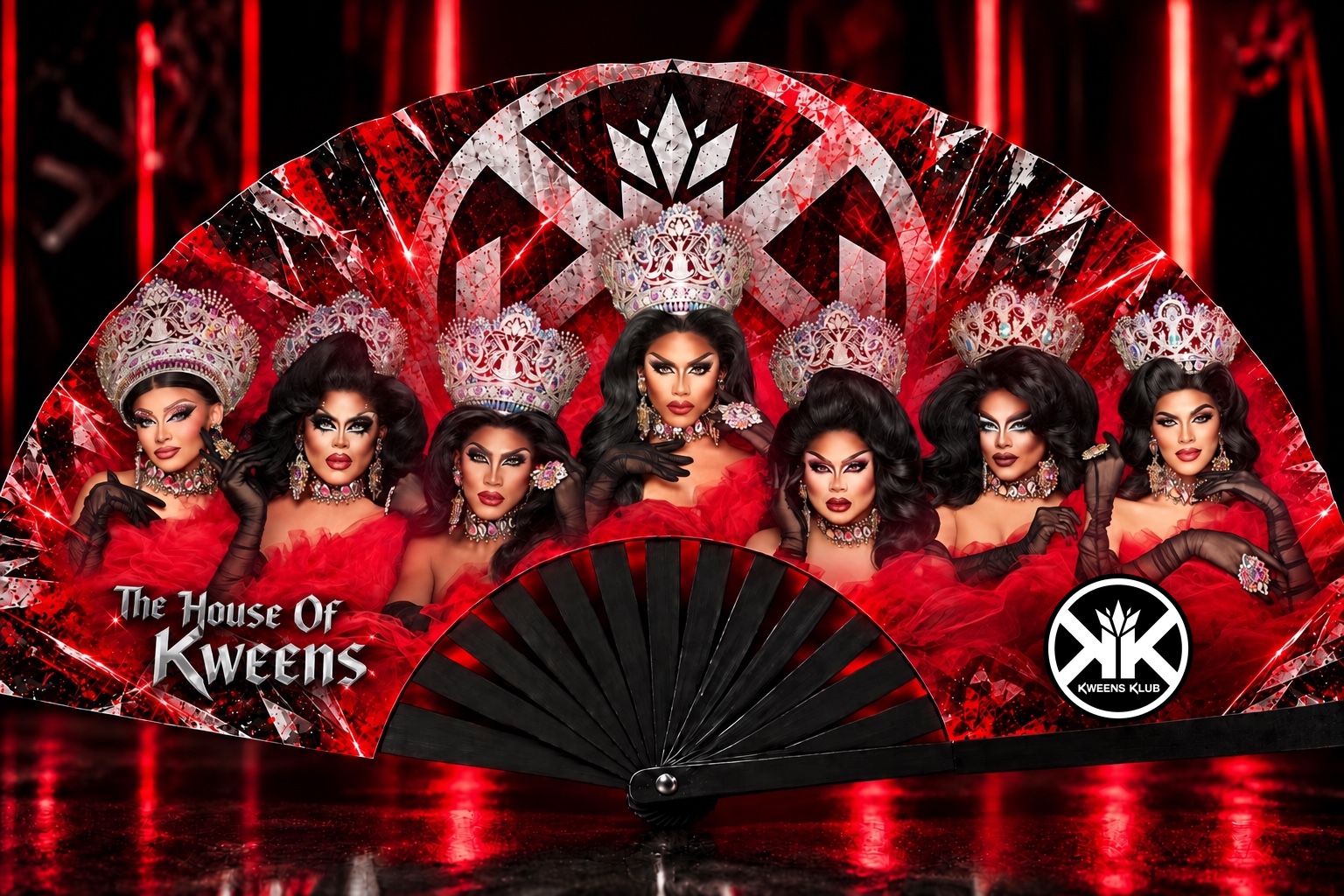 Abanico rojo con las siete reinas, The House Of Kweens y el emblema de Kweens Klub