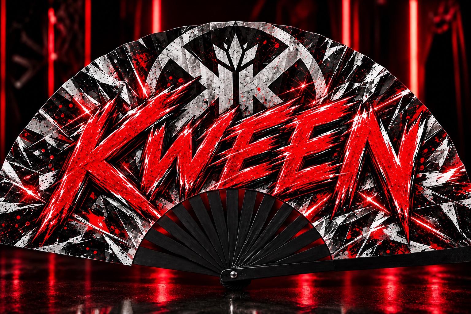Abanico negro, rojo y blanco con la palabra Kween protagonista