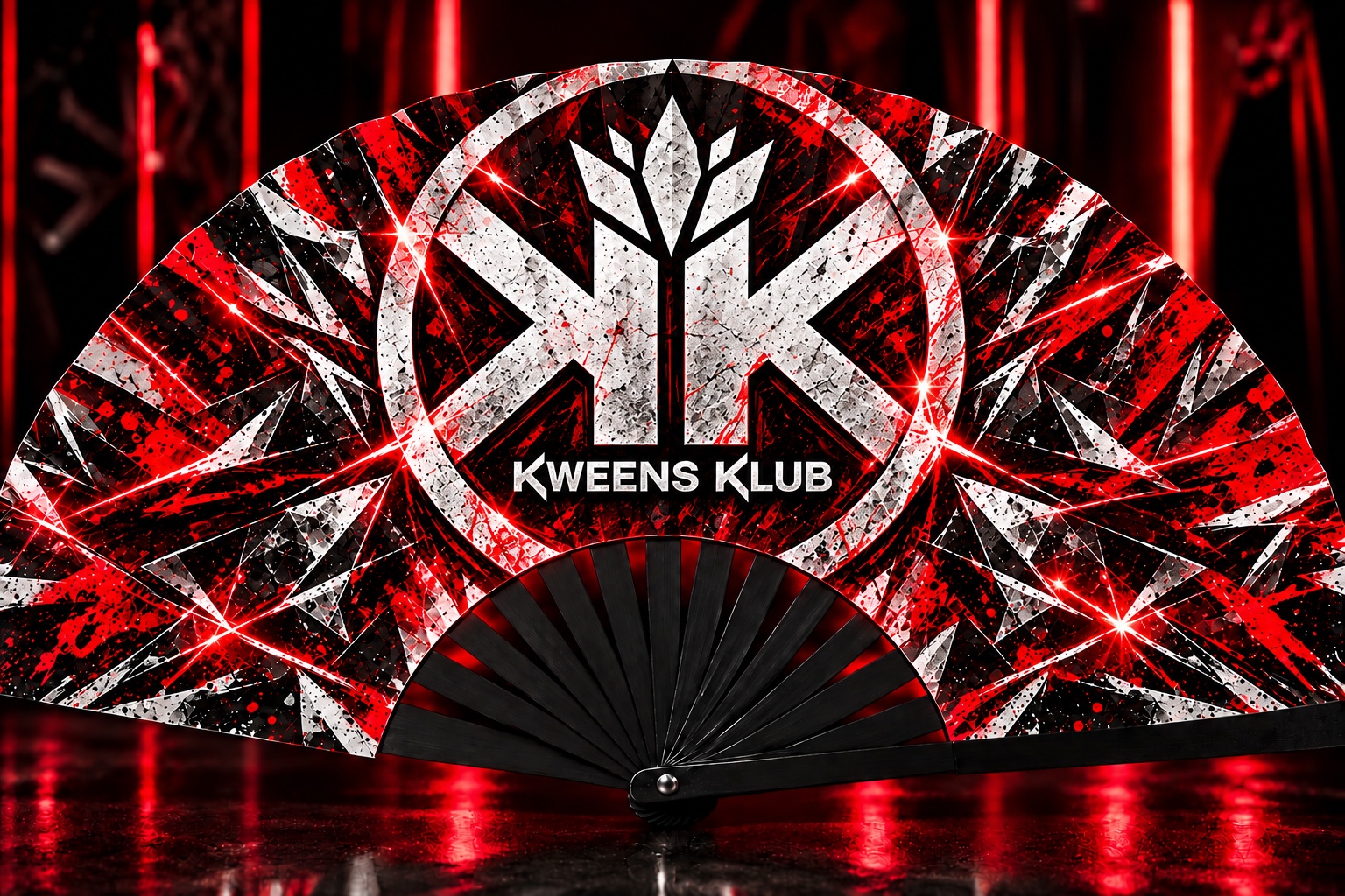 Abanico negro, rojo y blanco con el emblema de Kweens Klub a gran escala