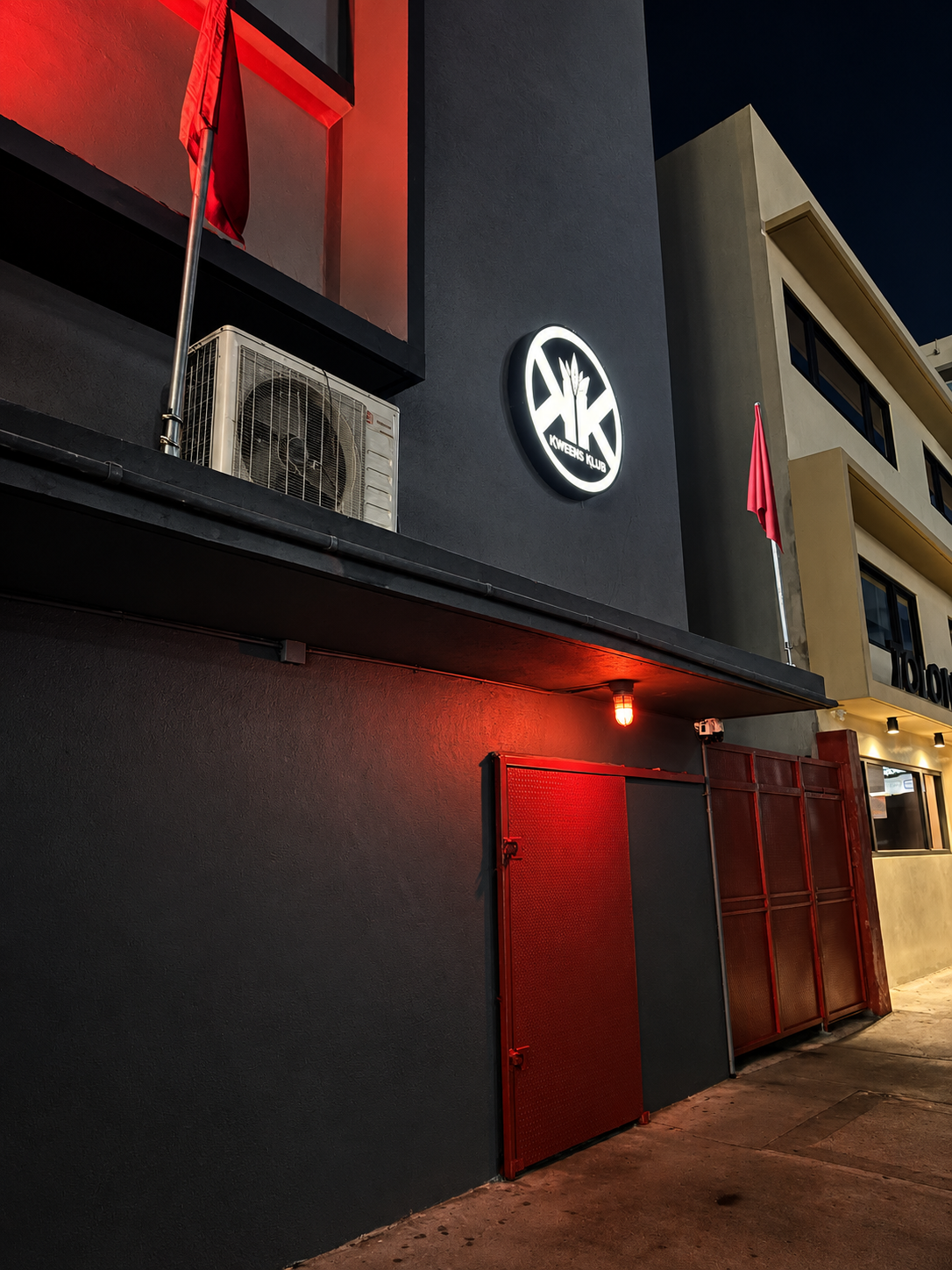 Entrada del local — Acercamiento al acceso y al rótulo de Kweens Klub.
